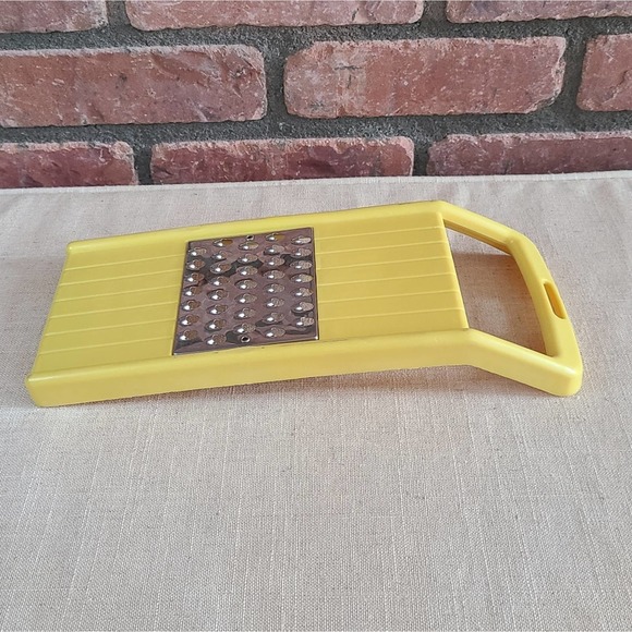 Vintage Rubbermaid Cheese Grater Vegetable Shedder - Picture 1 of 6